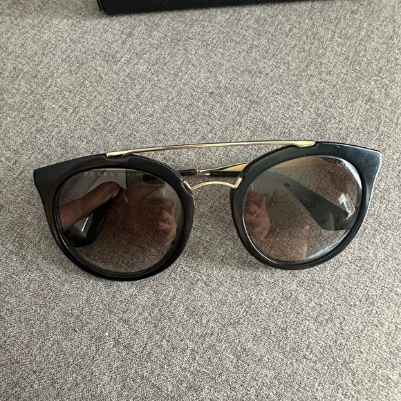 Authentic Prada sunglasses in good condition - Picture 3 of 8